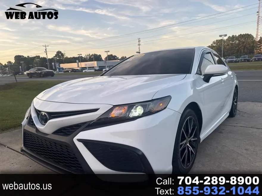 2021 Toyota Camry SE photo 1
