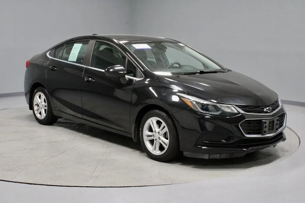2017 Chevrolet Cruze LT photo 1