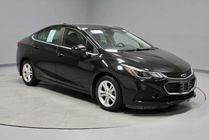 2017 Chevrolet Cruze LT photo 1