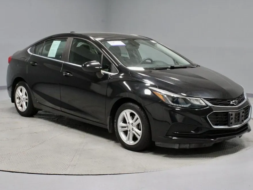 2017 Chevrolet Cruze LT photo 1