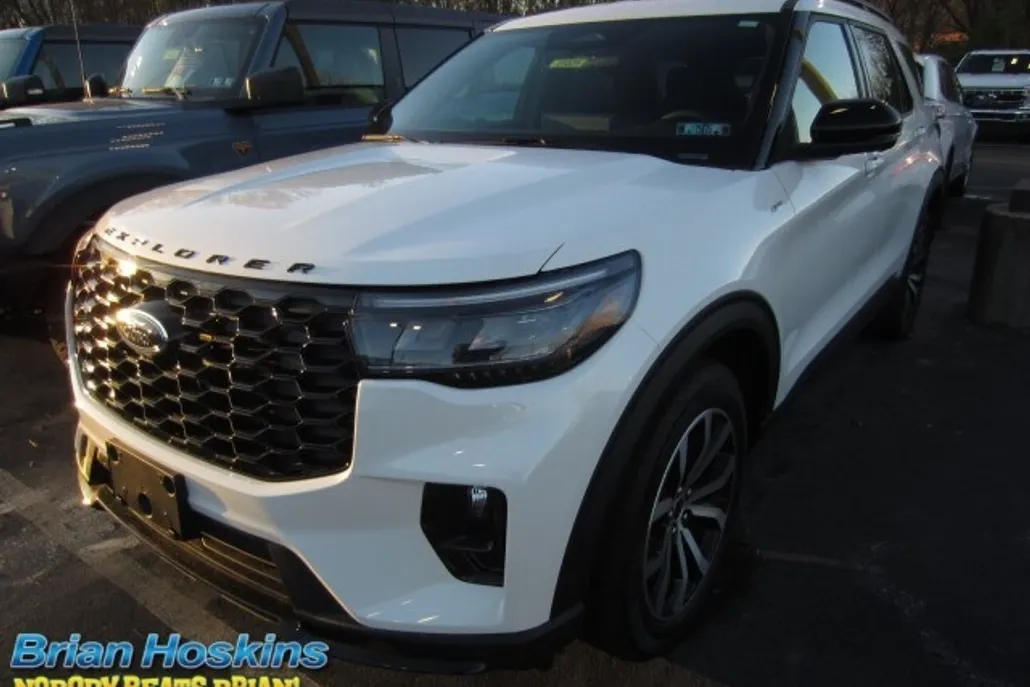 2025 Ford Explorer ST-Line photo 1
