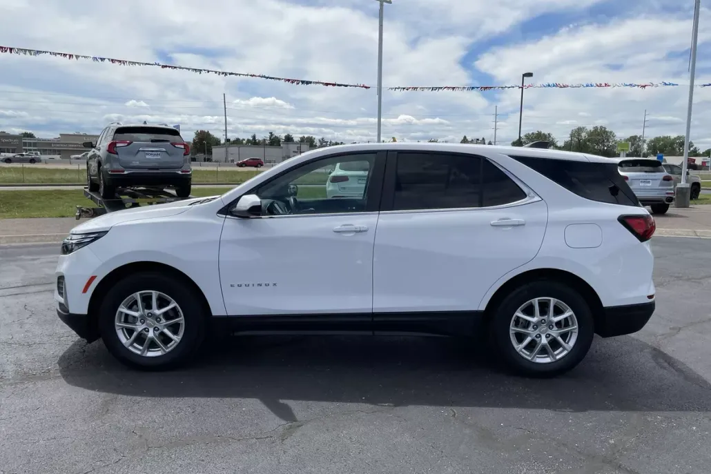 2023 Chevrolet Equinox LT photo 1