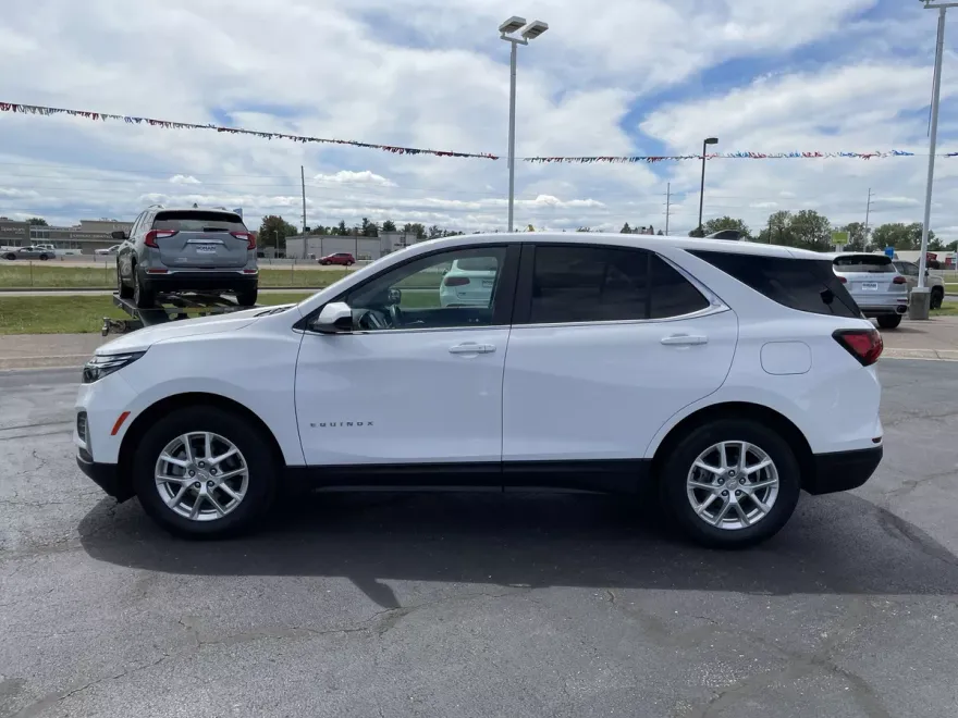 2023 Chevrolet Equinox LT photo 1