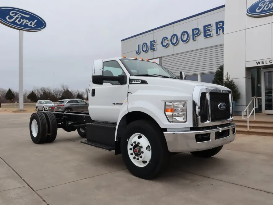 2025 Ford F-750 photo 1