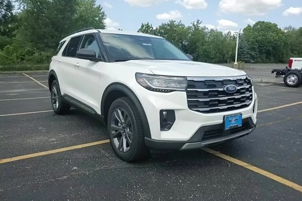 2025 Ford Explorer photo 1