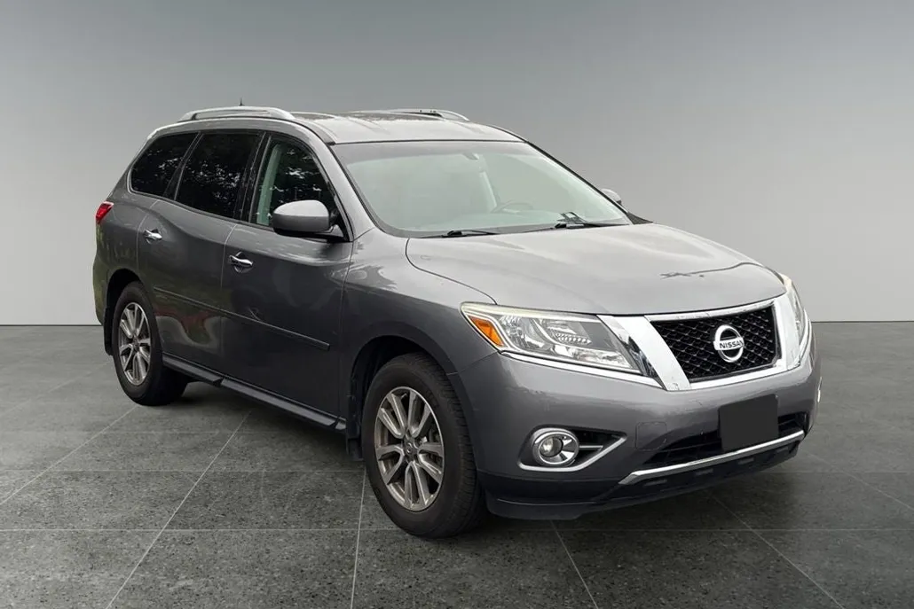 2015 Nissan Pathfinder SV photo 1