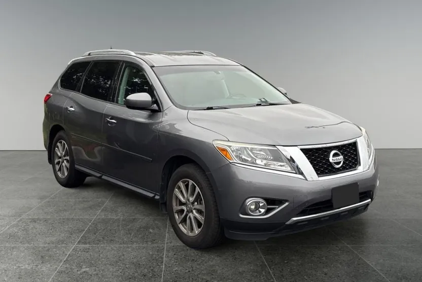 2015 Nissan Pathfinder SV photo 1