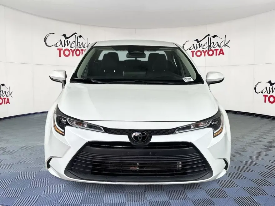 2024 Toyota Corolla LE photo 1