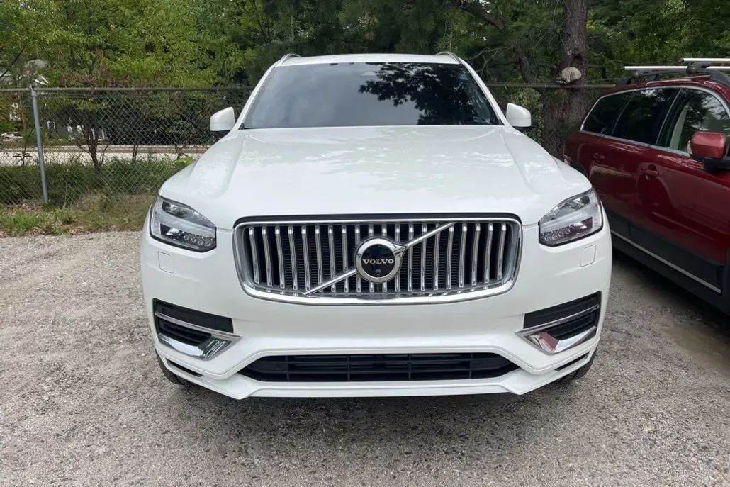 2025 Volvo XC90 T8 Plus photo 1