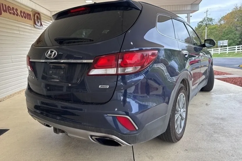 2017 Hyundai Santa Fe SE photo 1