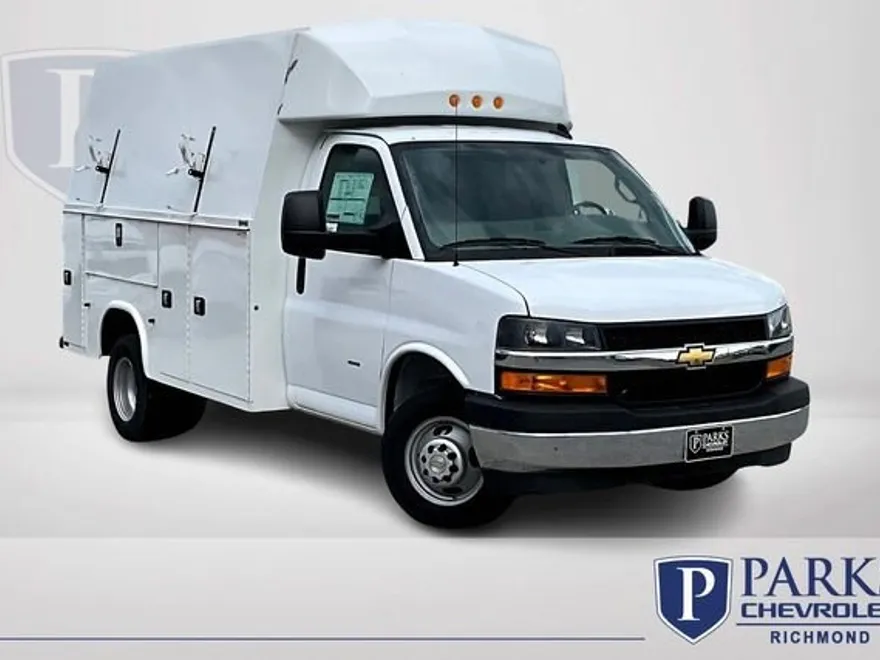 2024 Chevrolet Express Cutaway 3500 photo 1