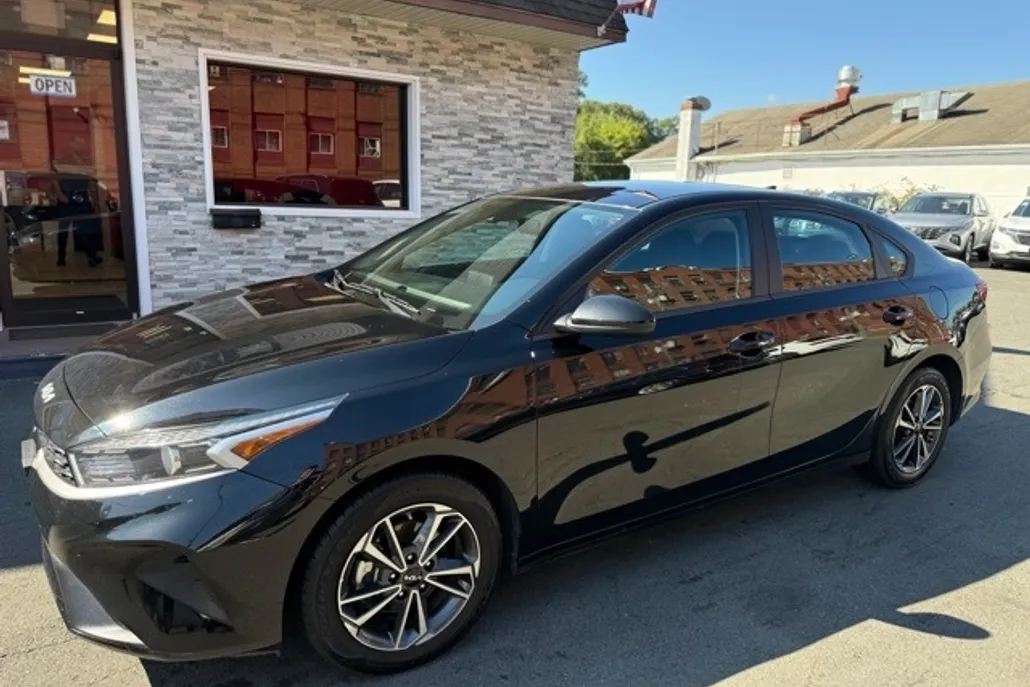 2023 Kia Forte LXS photo 1
