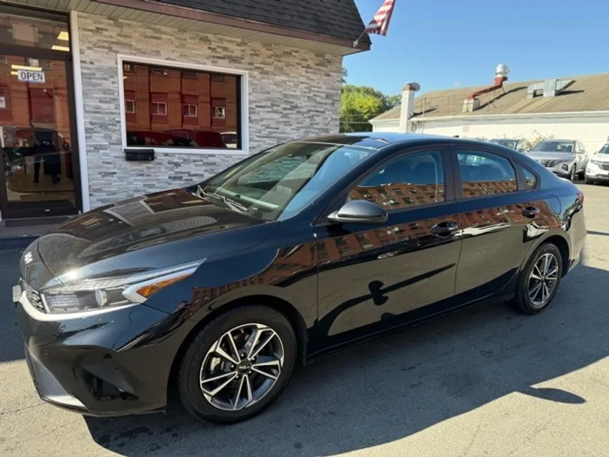 2023 Kia Forte LXS photo 1