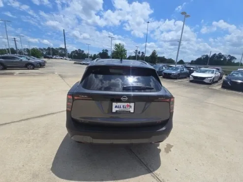 2025 Nissan Kicks SR photo 4