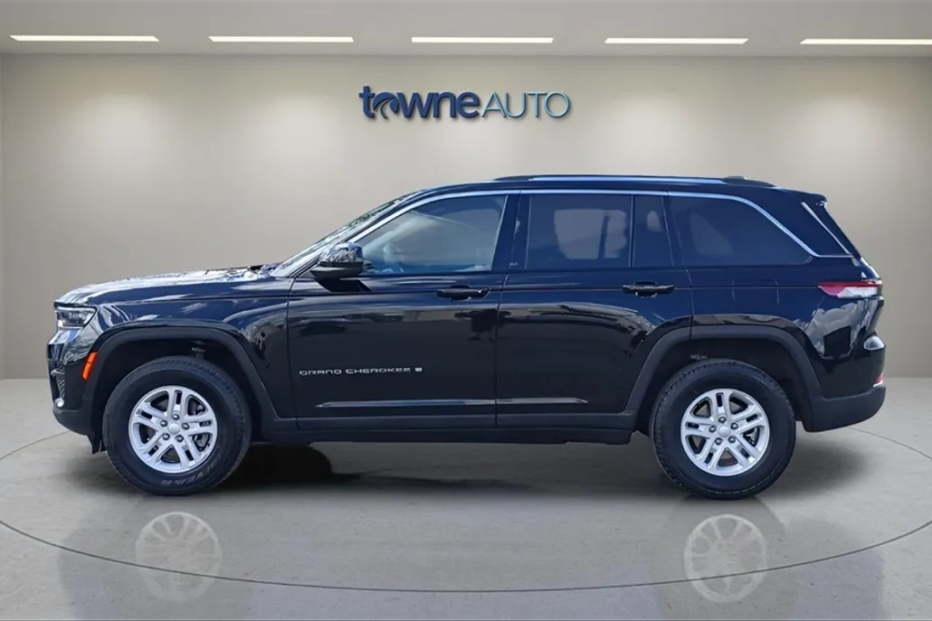 2023 Jeep Grand Cherokee Laredo photo 1