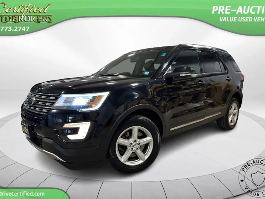 2016 Ford Explorer XLT photo 1