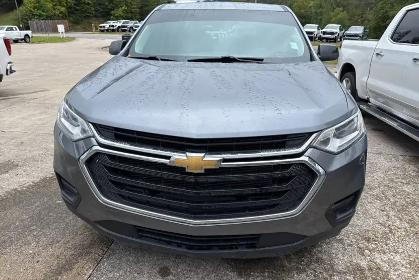 2021 Chevrolet Traverse LS photo 1