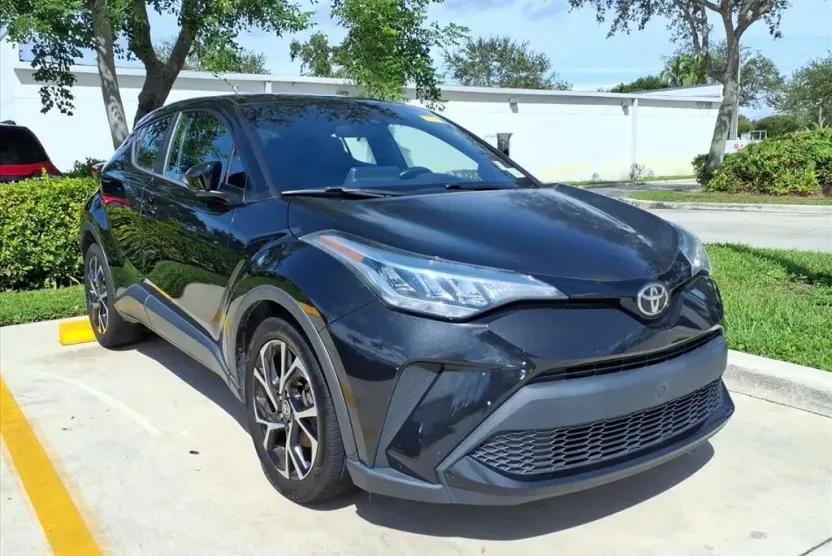 2020 Toyota C-HR XLE photo 1