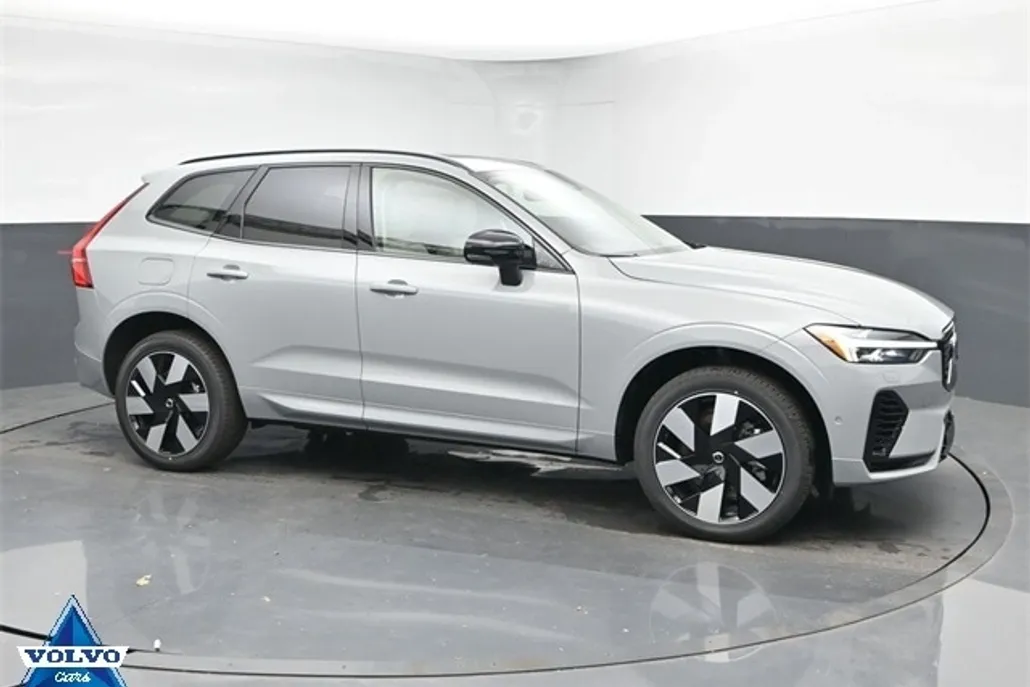 2025 Volvo XC60 Hybrid T8 Plus photo 1