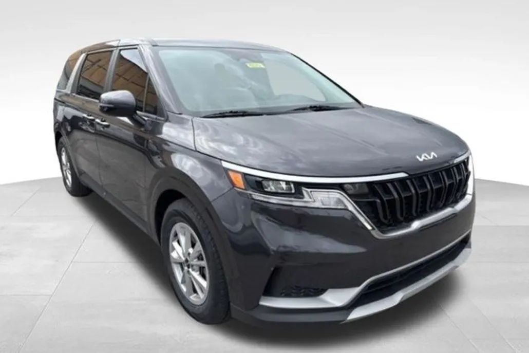 2023 Kia Carnival LX photo 1