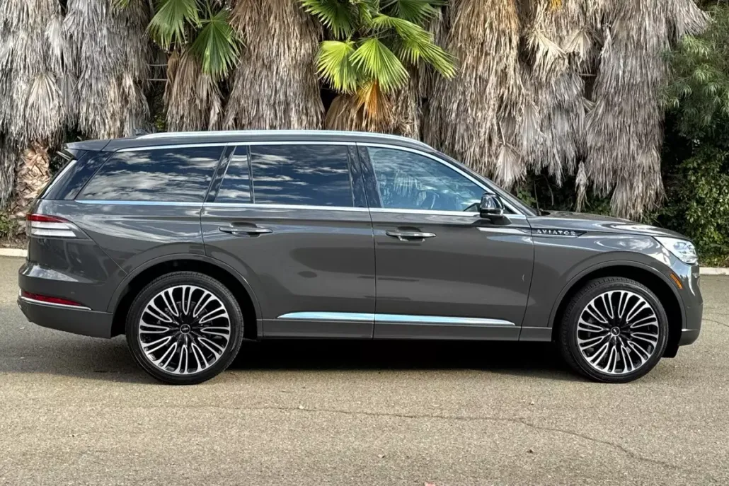 2023 Lincoln Aviator Black Label photo 1