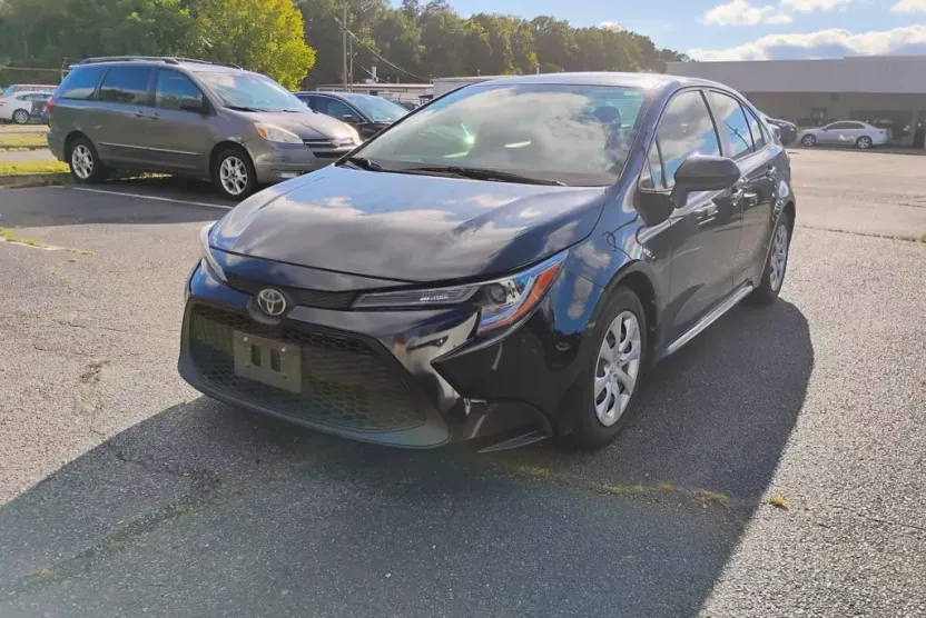 2020 Toyota Corolla LE photo 1