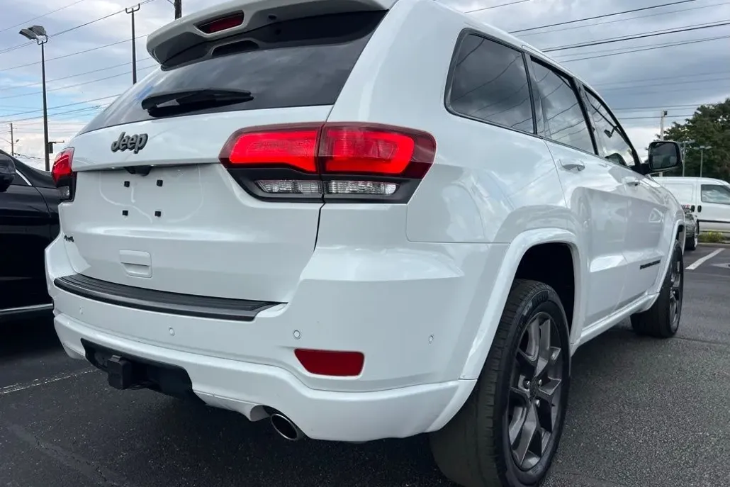 2021 Jeep Grand Cherokee Anniversary Edition photo 1