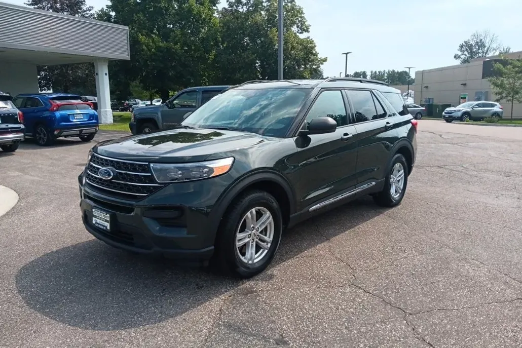 2023 Ford Explorer XLT photo 1