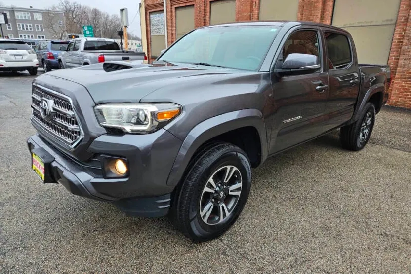 2016 Toyota Tacoma TRD Sport photo 1