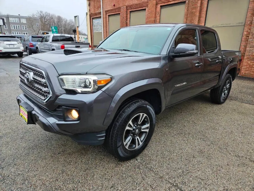 2016 Toyota Tacoma TRD Sport photo 1
