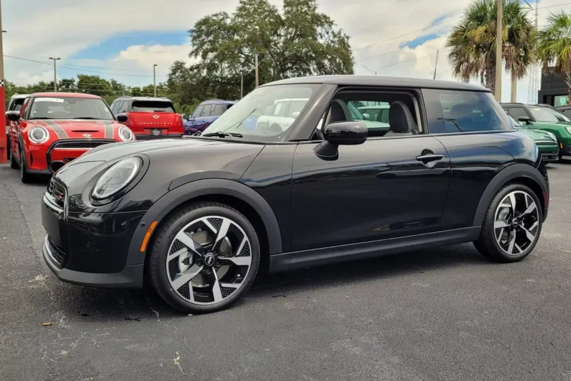 2025 Mini Cooper 2 Door Hardtop Signature photo 1
