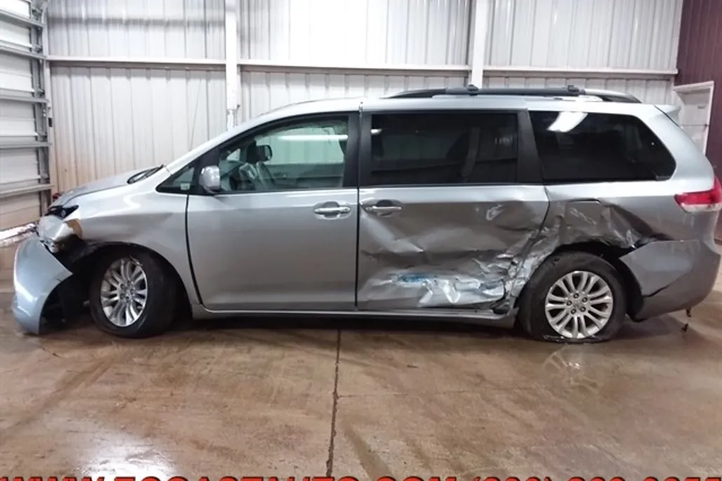 2014 Toyota Sienna XLE photo 1