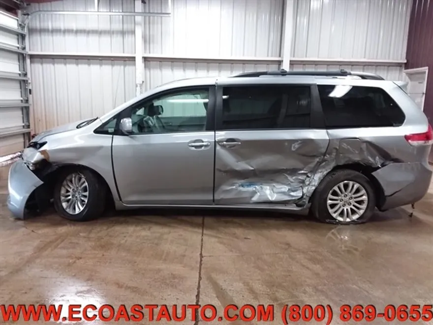 2014 Toyota Sienna XLE photo 1