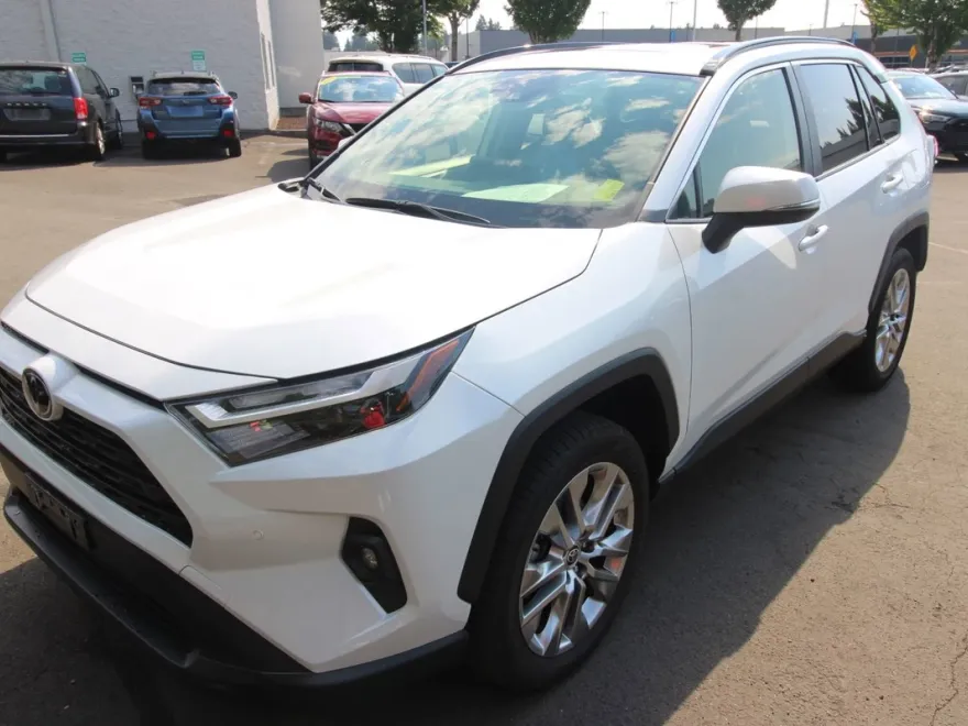 2023 Toyota RAV4 XLE Premium photo 1