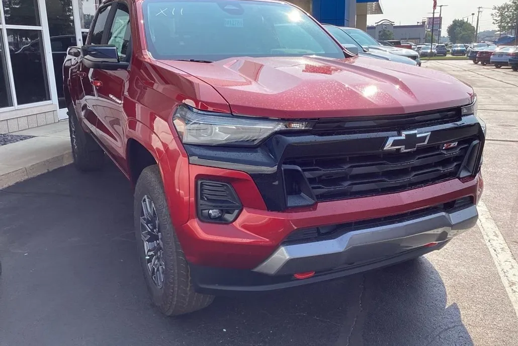 2025 Chevrolet Colorado Z71 photo 1