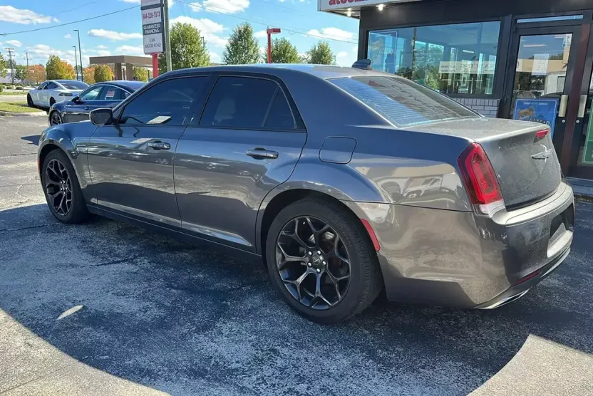 2019 Chrysler 300 photo 1