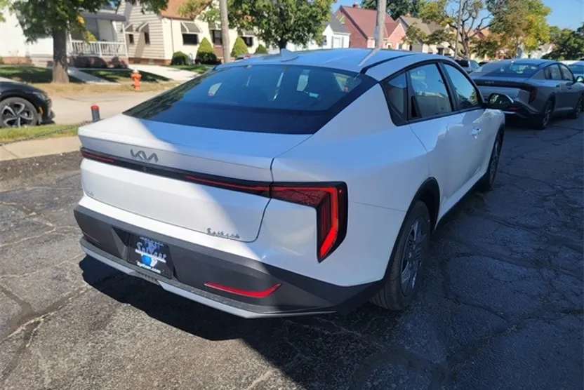 2025 Kia K4 LX photo 1