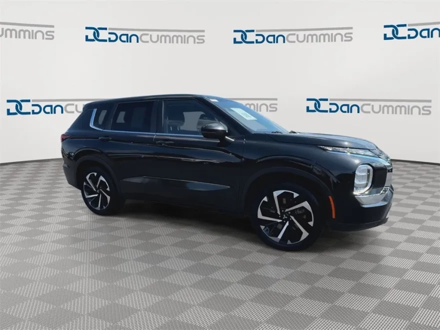 2022 Mitsubishi Outlander ES photo 1