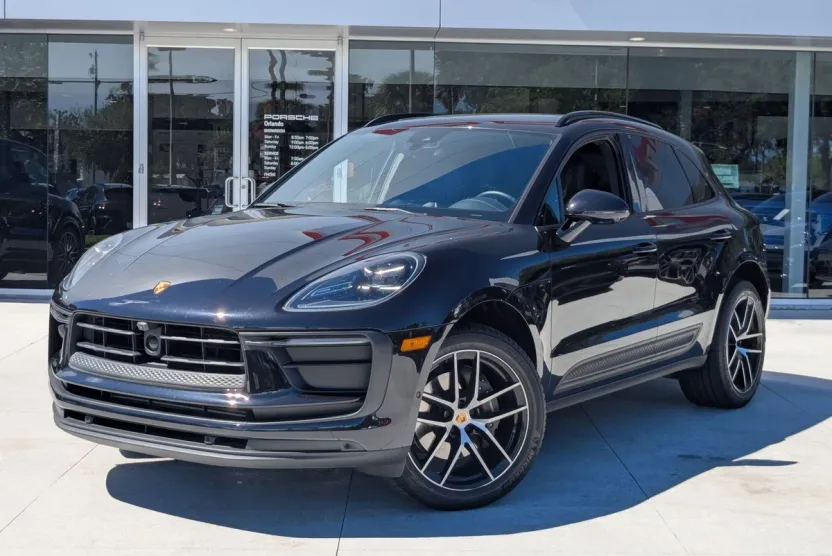 2023 Porsche Macan Base photo 1