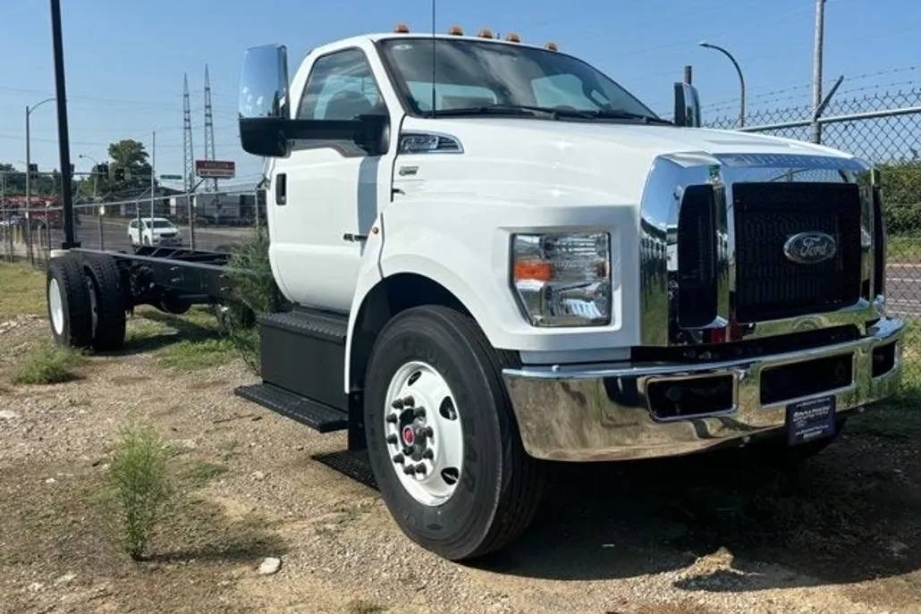 2025 Ford F-650 photo 1