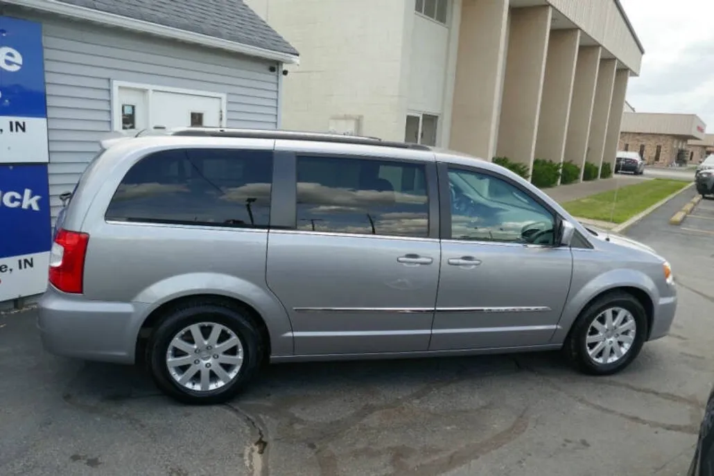 2016 Chrysler Town & Country Touring photo 1
