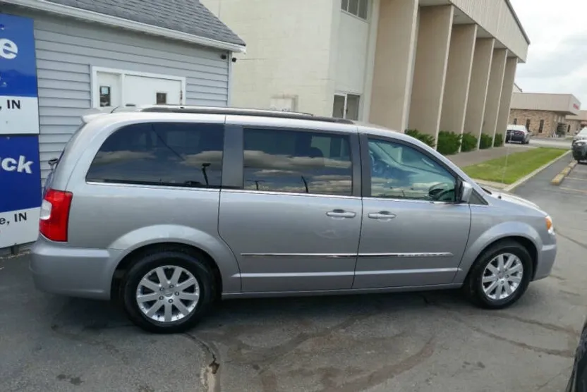 2016 Chrysler Town & Country Touring photo 1
