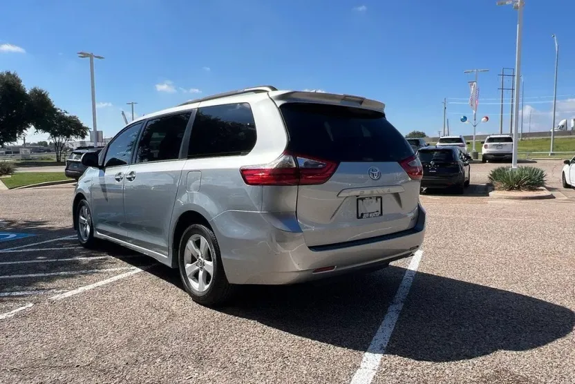 2020 Toyota Sienna LE photo 1