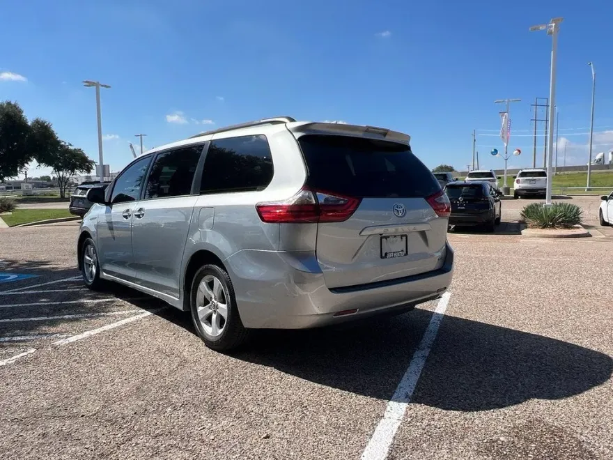 2020 Toyota Sienna LE photo 1