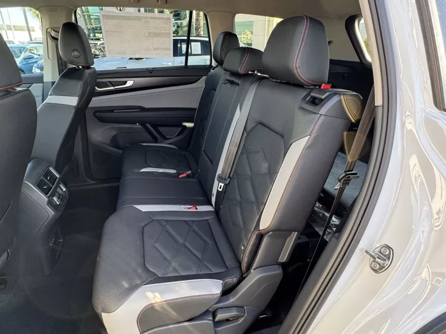 2025 Volkswagen Atlas Peak Edition SE photo 1