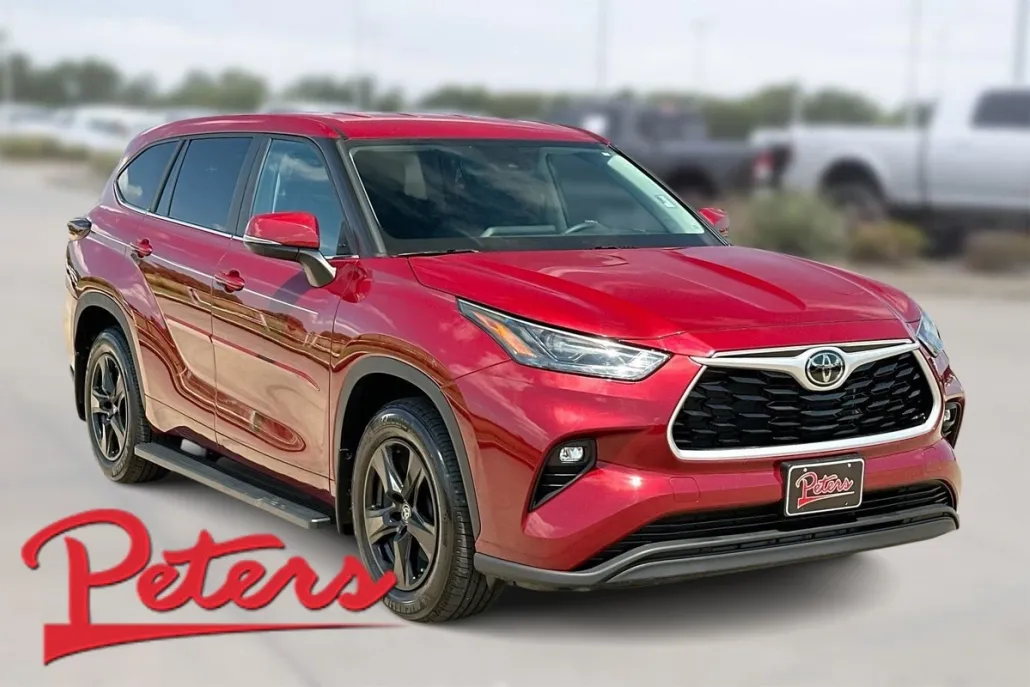 2024 Toyota Highlander LE photo 1
