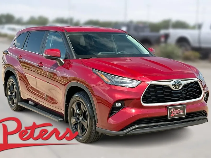 2024 Toyota Highlander LE photo 1