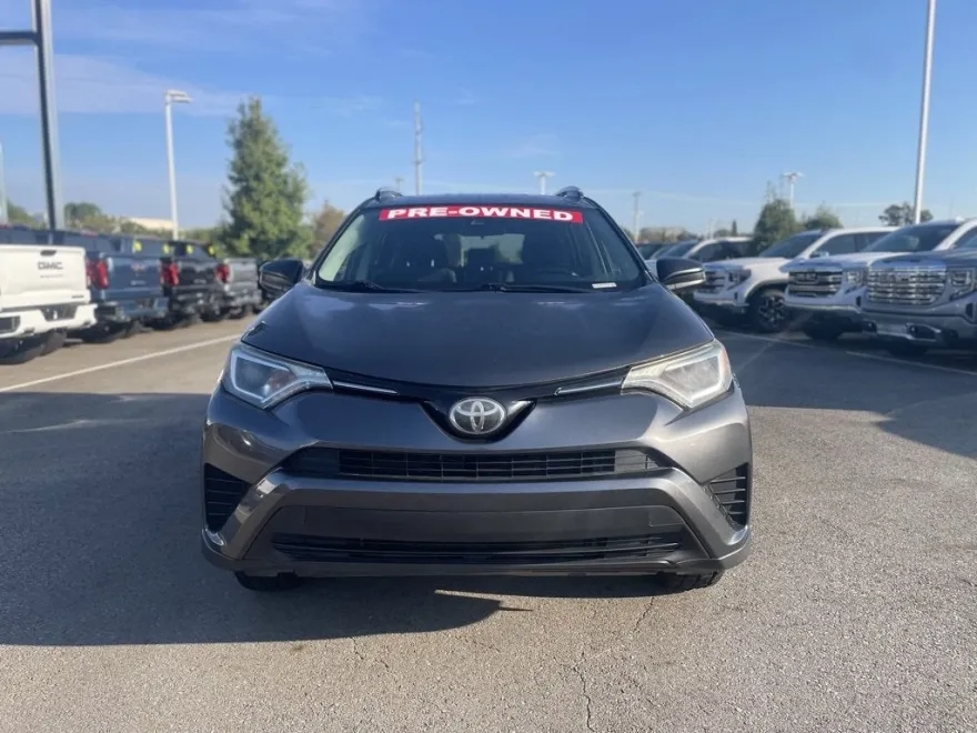 2018 Toyota RAV4 LE photo 1