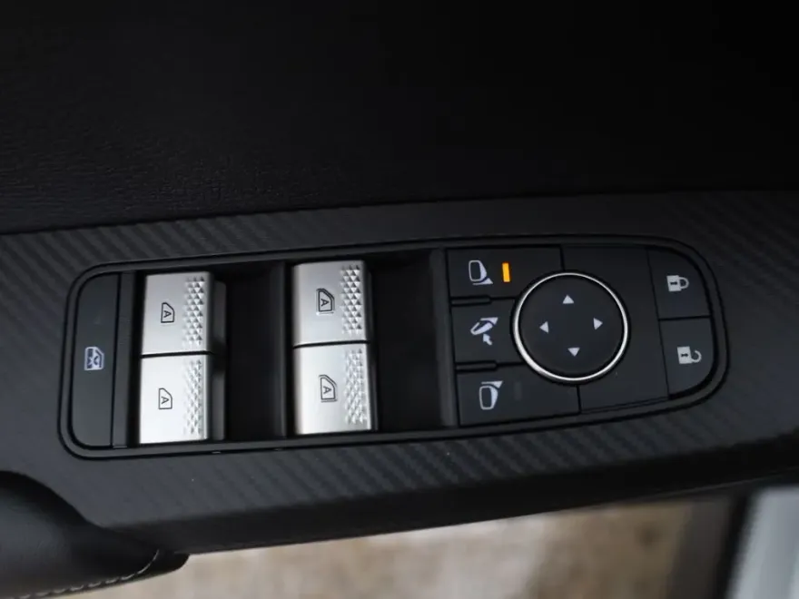 2025 Mitsubishi Outlander PHEV SE photo 26