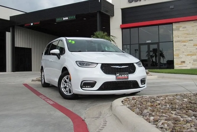 2023 Chrysler Pacifica Touring L photo 1